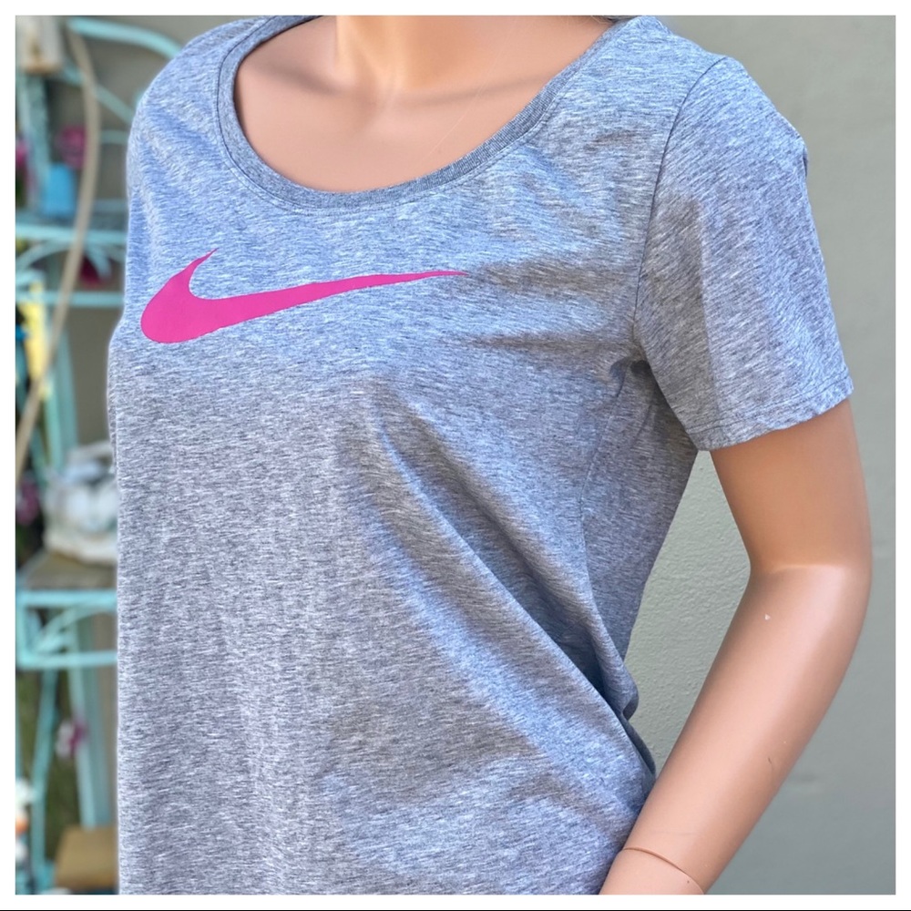 “THE NIKE TEE” DRI-FIT Athletic Cut Scoop T-shirt - Picture 5 of 14
